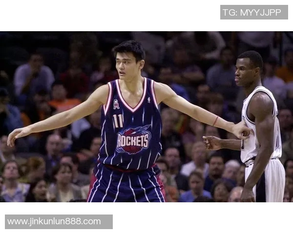 罗德曼与姚明的世纪对决:篮球巨星之间的力量与技巧较量 罗德曼与姚明的世纪对决:篮球巨星之间的力量与技巧较量