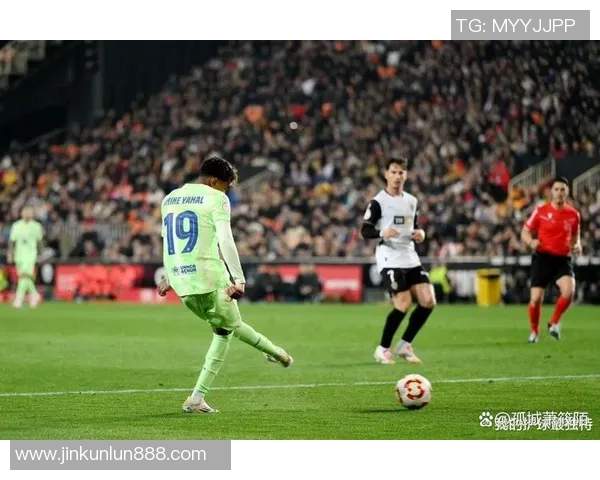 国王杯冷门之战那不勒斯以1-0战胜多特蒙德上演帽子戏法精彩瞬间