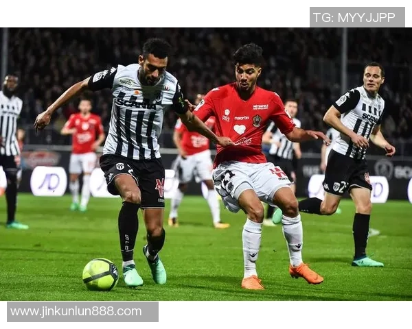 德甲焦点战：里昂与巴黎圣日耳曼激战成和引发全场热议