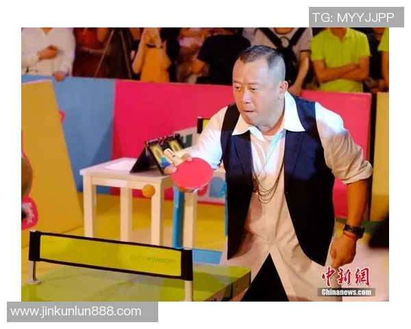 姚明与曾志伟携手高尔夫球场共探运动魅力与友谊真谛