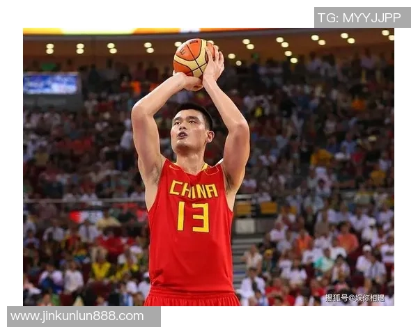 姚明的身高与篮球传奇的完美结合展现了中国体育的辉煌与希望