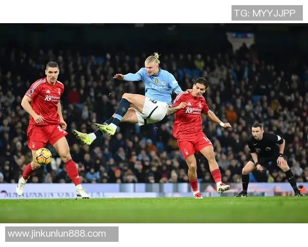 意甲激战:曼联大胜尤文图斯五球狂潮引发全场欢呼集锦回顾 意甲激战:曼联大胜尤文图斯五球狂潮引发全场欢呼集锦回顾