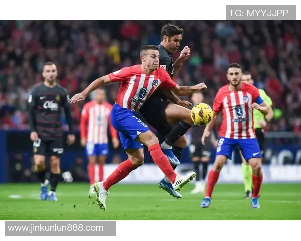 西甲焦点战曼联与马竞握手言和赛场瞬间引发热议分析