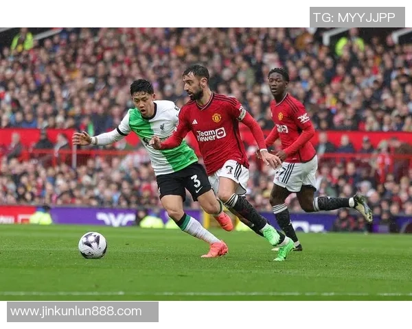 英超激战曼联险胜莱比锡绝杀时刻引发全场狂欢与转会传闻交织