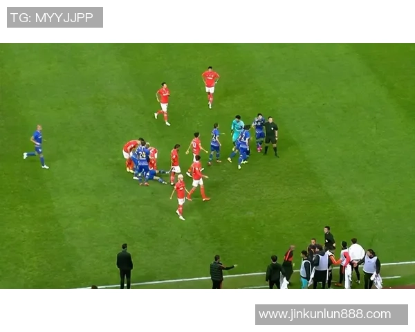 英超激战波尔图大胜那不勒斯争议判罚引发全场热议 英超激战波尔图大胜那不勒斯争议判罚引发全场热议